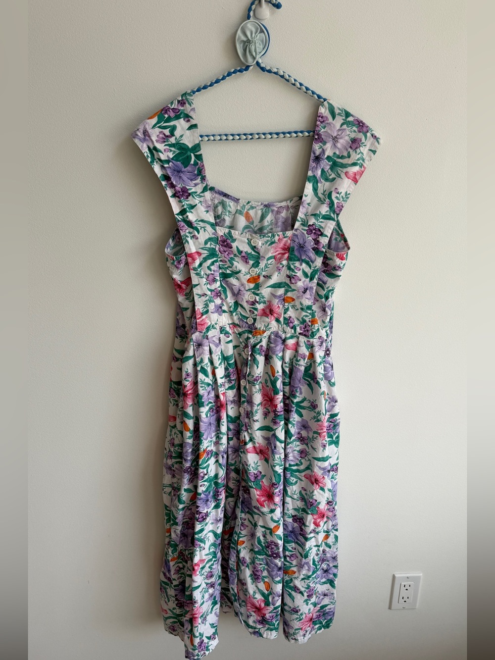 Vintage dress
Medium